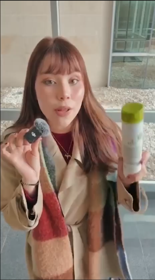 Mujer presentando un producto AIRA