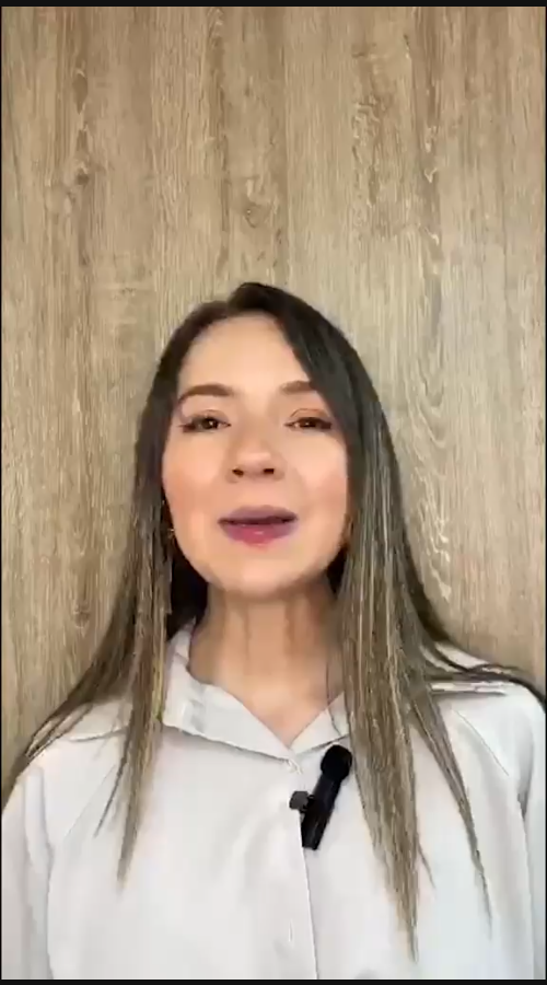 Mujer hablando a cámara